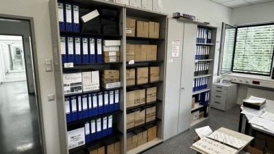 3 Aktenregale mit insgesamt 1 Aktenschrank
